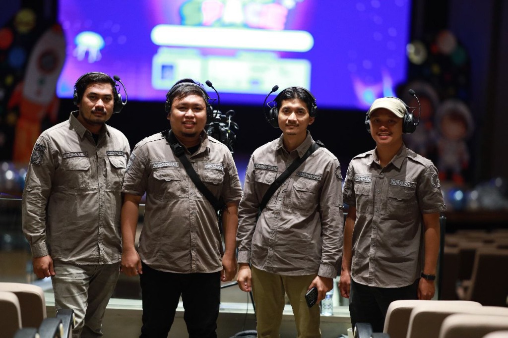 Tim Nuralwala bersiap di studio